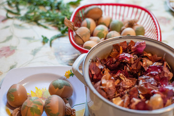 Coloring easter eggs with onion, leaf pattern as decoration
