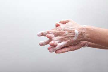 Fototapeta premium Lavado de manos con jabón sobre fondo blanco para prevenir el coronavirus Covid-19 (3)