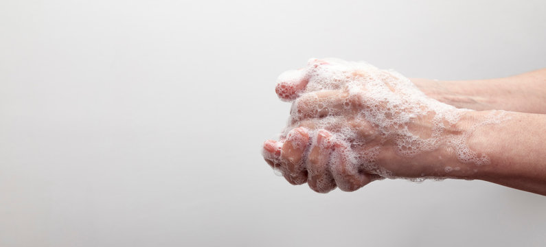 Lavado de manos con jabón sobre fondo blanco para prevenir el coronavirus Covid-19 (1)
