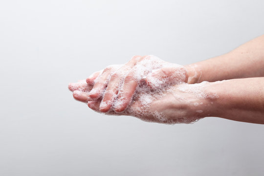 Lavado de manos con jab&oacute;n sobre fondo blanco para prevenir el coronavirus Covid-19 (2)