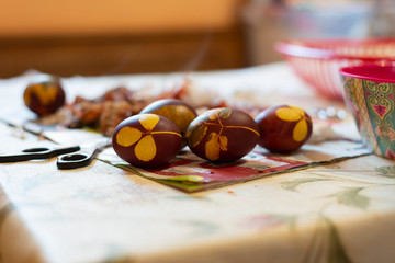 Coloring easter eggs with onion, leaf pattern as decoration