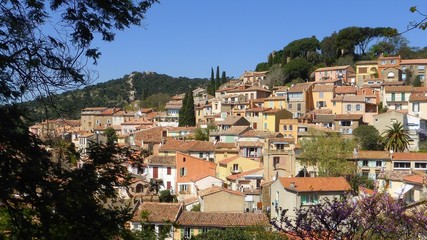 Fototapeta na wymiar Panorama sur le village coloré de Bormes-les-Mimosas, dans le Var, en Provence (France)