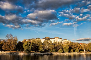 berlin, deutschland - spreeufer in kreuzberg