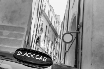 dettaglio ti un taxi in contesto urbano con scritto Black cab