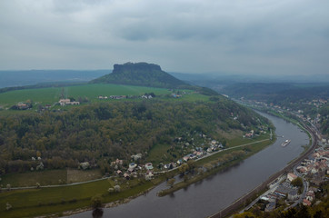 Widok rozpościerający z się zamku Königstein, Szwajcaria Saksońska 