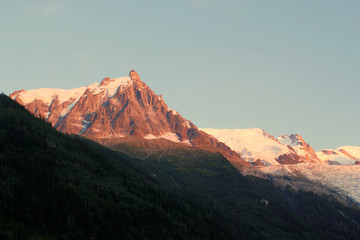 Naklejka premium Aiguille du Midi – szczyt w Masywie Mont Blanc, w grupie górskiej Aiquilles de Chamonix.
