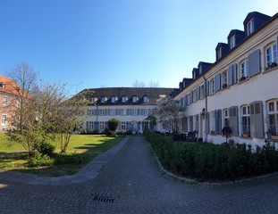 Fototapeta na wymiar Innenhof des Klosters Saarn in Mülheim an der Ruhr