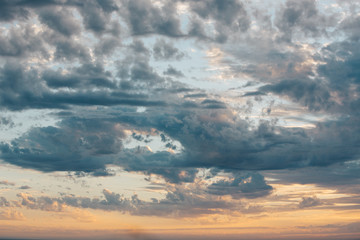 Obraz premium Dramatic clouds during sunset over the ocean