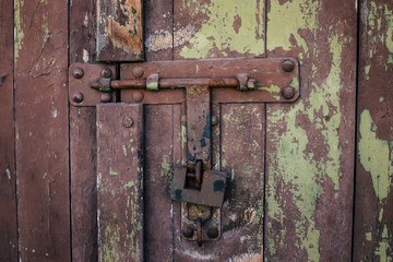 Stare drzwi zamknięte na zasuwe.