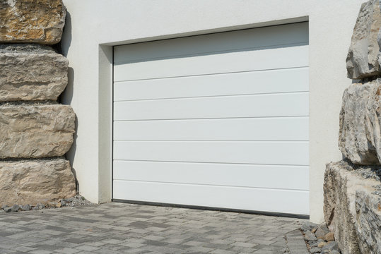 Moderne Garageneinfahrt mit Pflastersteinen aus Beton