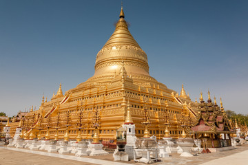 Fototapeta premium Golden Shwesandaw stupa under a blue sky, Bagan, Myanmar