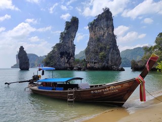 Île Ko Hong canoë dans la baie de Phang-nga en Thaïlande.