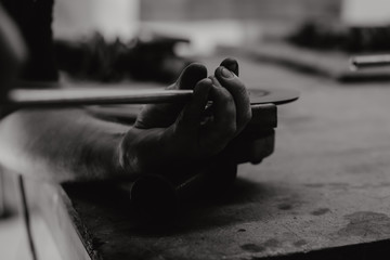 Obraz premium Dans l'atelier d'un artisan