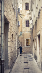Gasse in der Altstadt von  Omis ,   Dalmatien,  Kroatien