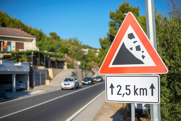 Verkehrsschild warnt vor Steinschlag