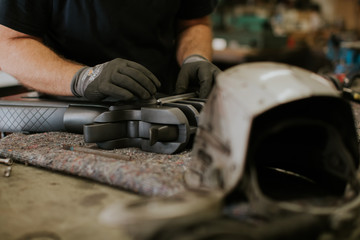 Artisan d'art travaillant dans son atelier