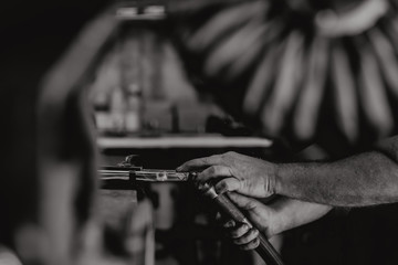 Dans l'atelier d'un artisan