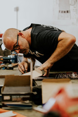 Artisan travaillant dans son atelier