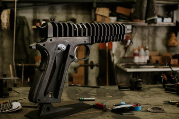 Photographie de l'atelier d'un artisan en train de fabriquer une arme