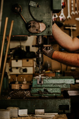 Artisan en train de travailler dans son atelier