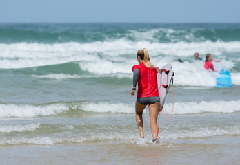 Surfeuse à Lacanau (Gironde, France)	