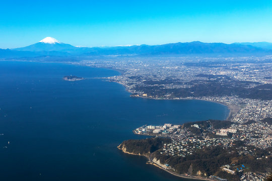 湘南海岸上空から富士山方向を空撮