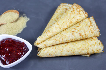 crêpes bretonnes sur une table