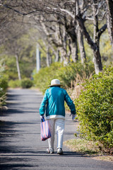 朝の公園でジョギングしている高齢女性