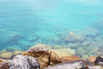 Steine im klaren Wasser eines Sees