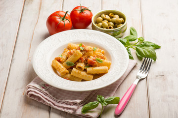 pasta with fresh tomatoes green olives and basil