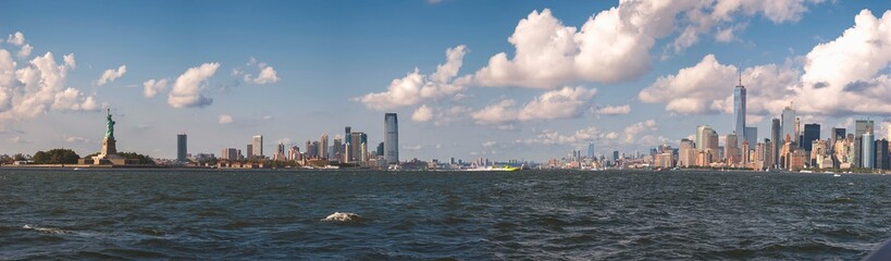 Fototapeta na wymiar The skyline of New Jersey and Lower Manhattan in New York