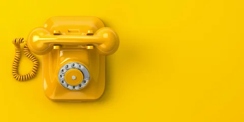 Rolgordijnen vintage gele telefoon op gele achtergrond. 3d illustratie © Maksym Yemelyanov
