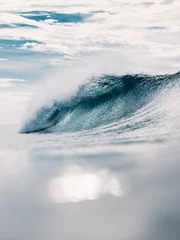 Schilderijen op glas Perfect barrel wave in ocean. Breaking wave with sun light © artifirsov