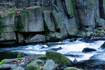 Fototapeta na wymiar Flusslauf im Bodetal im Winter