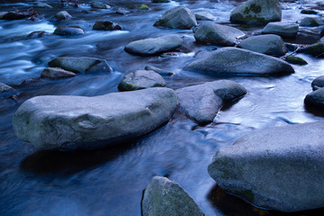 Felsen im fließenden Wasser der Bode im Bodetal