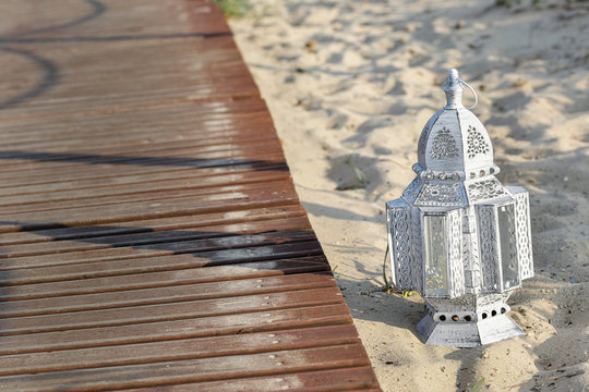 Lanterne  utilizzate per decorare un ematrimonio in spiaggia