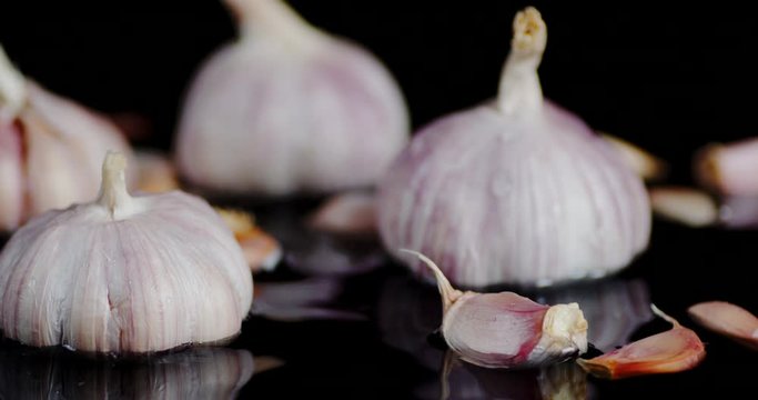 The garlic falls into the water with splashes.