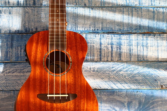 el ukelele es un instrumento musical similar a la guitarra pero m&aacute;s peque&ntilde;o y con cuatro cuerdas, f&aacute;cil de tocar y muy divertido