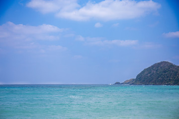 Fototapeta premium エメラルドグリーンの海に浮かぶ小島