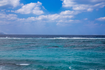エメラルドグリーンとコバルトブルーの海と水平線