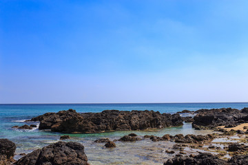 蒼い海と水平線と溶岩石 #1