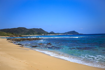 Fototapeta na wymiar 手広海岸の白い砂浜と碧い海 #1
