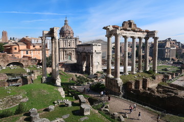 Forum Romain (Foro Romano) à Rome, avec les ruines du temple de Vespasien et du temple de Saturne,...