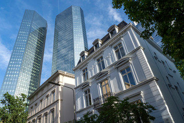 Fototapeta na wymiar Frankfurt am Main Stadtteil Westend Bankenlage Altbau und Hochhäuser