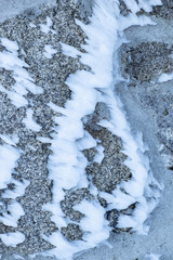 Eis und Schnee vom Wind geformt an Steinmauer auf dem Brocken