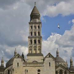 Fototapeta premium Carré, clocher principal de la cathédrale Saint-Front à Périgueux (24000), département de la Dordogne en région Nouvelle-Aquitaine, France