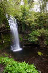 Wasserfall vor Felsen in Irland 