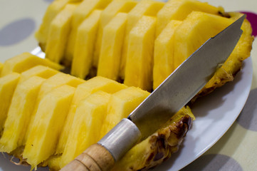 Just follow the instructions in the tag to cut a pineapple close-up