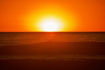 Sonnenaufgang über dem Meereshorizont