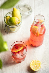 Fototapeta na wymiar Iced tea thé glacé citron et fruits